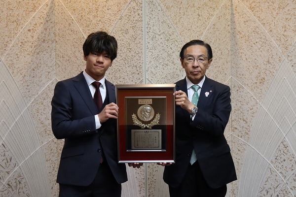 京都府スポーツ賞「特別栄誉賞」表彰式に出席する知事