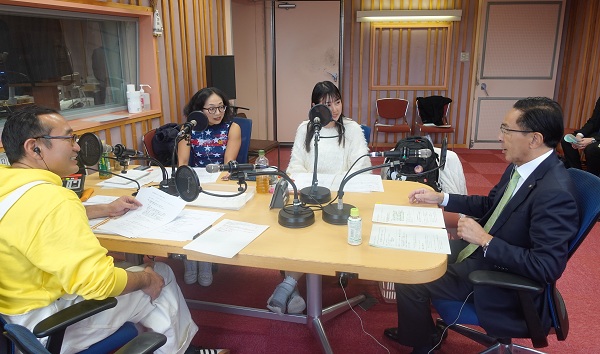 「京都トークRUN」に出演する知事