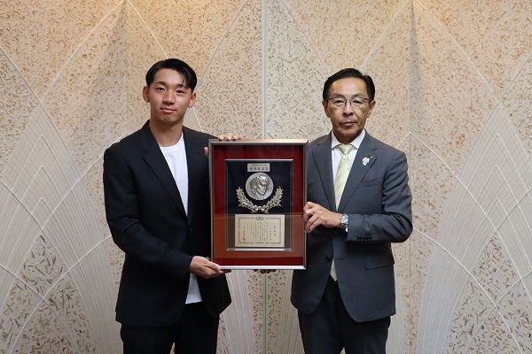 京都府スポーツ賞「特別栄誉賞」表彰式に出席する知事