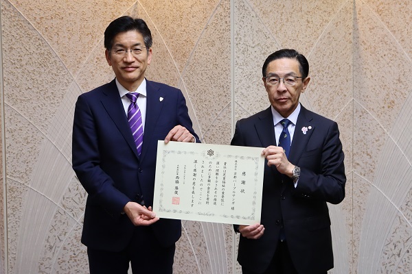 寄附受入に伴う感謝状の贈呈に出席する知事