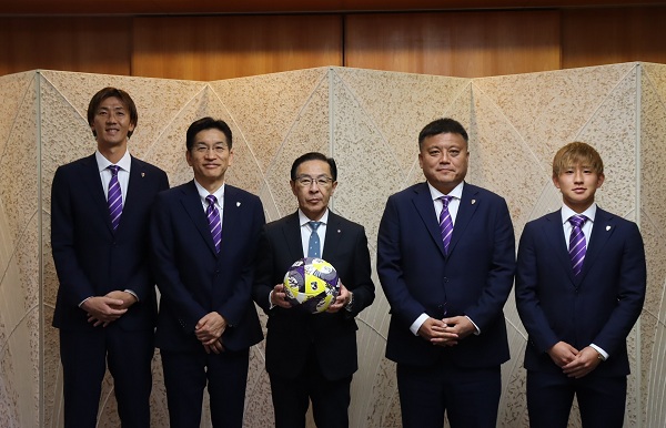 京都サンガF.C.関係者の表敬訪問に出席する知事