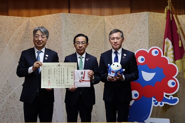 寄附受入に伴う感謝状贈呈に出席する知事