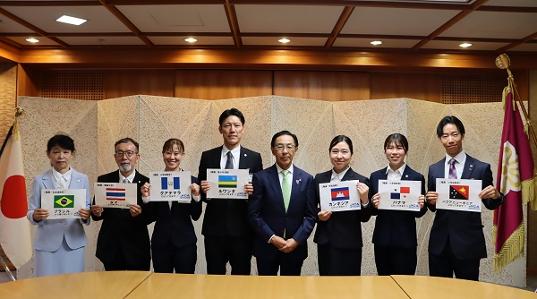 JICAボランティア海外派遣に伴う表敬訪問に出席する知事