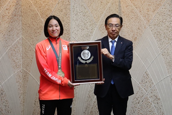 京都府スポーツ賞「特別栄誉賞」表彰式に出席する知事