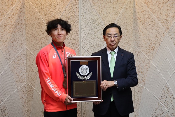 京都府スポーツ賞「特別栄誉賞」表彰式に出席する知事