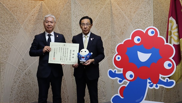 寄附受入に伴う感謝状贈呈に出席する知事