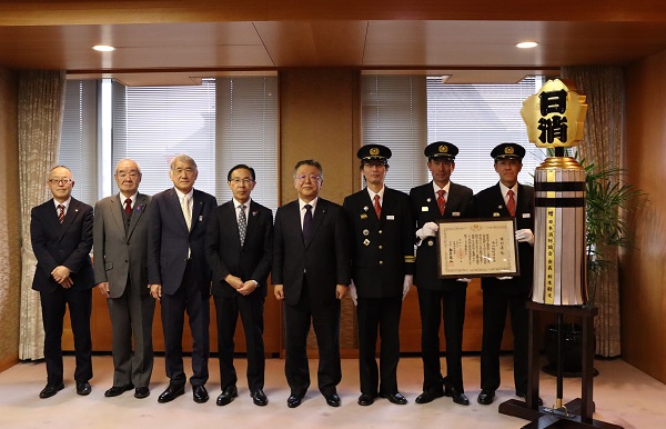 南山城村消防団が表敬訪問に出席する知事