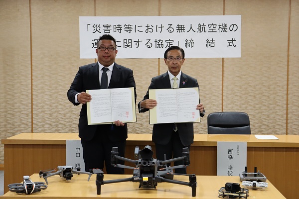 「災害時等における無人航空機の運用に関する協定」締結式に出席する知事