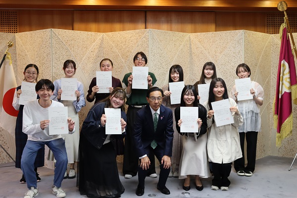 「WE DO KYOTO!ユースサポーター」の委嘱式に出席する知事