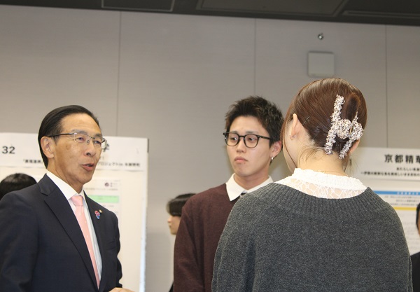 「大学・学生とともにのばす京都プロジェクト」成果報告会に出席する知事
