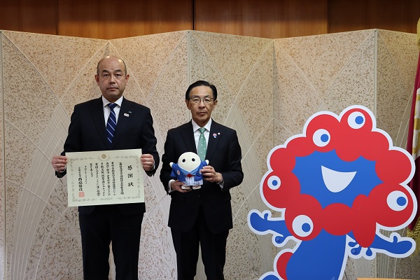 寄附受入に伴う感謝状贈呈に出席する知事