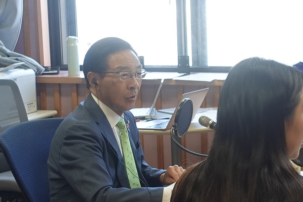 「京都トークRUN」に出演する知事