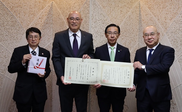 ドナルド・マクドナルド・ハウス京都 開設資金寄附の受入に出席する知事