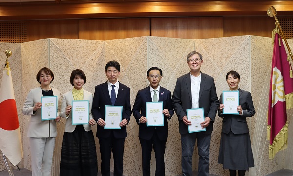 京都府プレコンセプションケア推進に係る検討会委員との意見交換に出席する知事