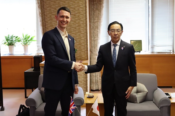 在大阪英国総領事の表敬訪問に出席する知事