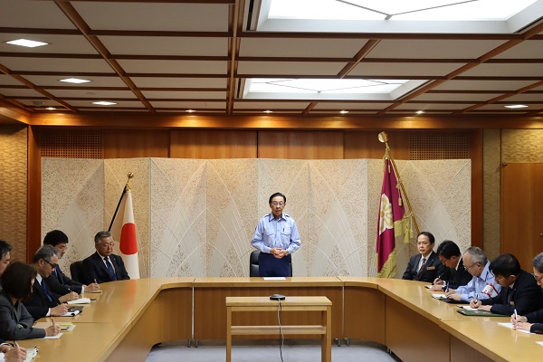 部局長会議に出席する知事