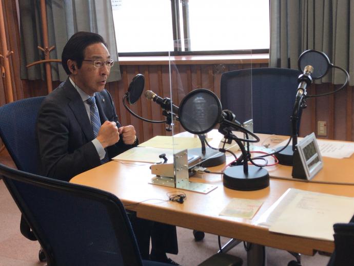 京都トークRUNに出演する知事