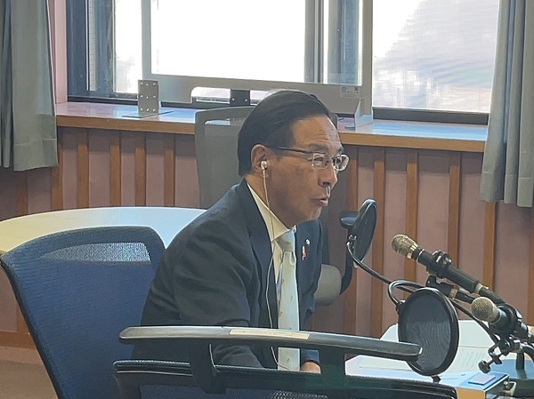 「京都トークRUN」に出演する知事