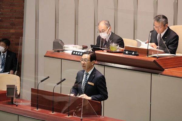 2月府議会定例会開会に出席する知事
