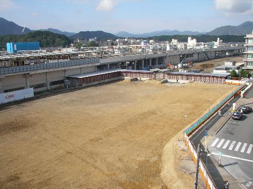 2006年10月、ビジネスホテル松代屋屋上から旧駅舎跡地を望む。