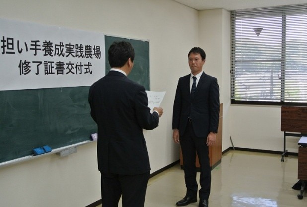 所長より修了証書を交付