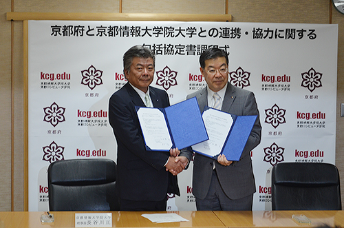 写真:調印式の様子