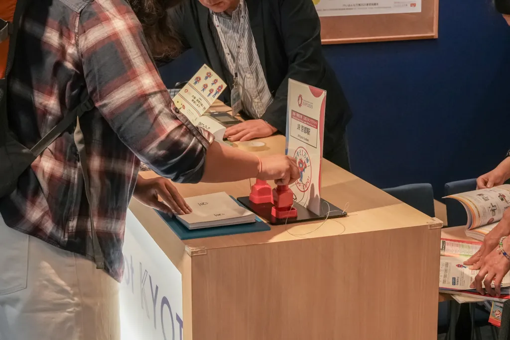 スタンプを押す人