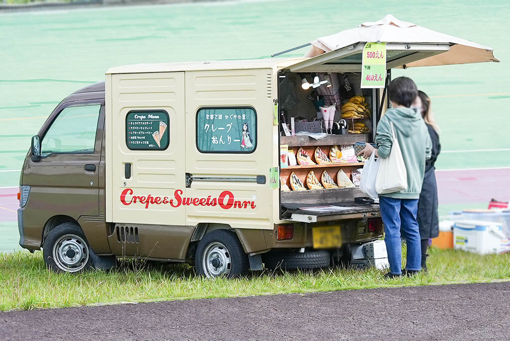 クレープを販売するキッチンカー