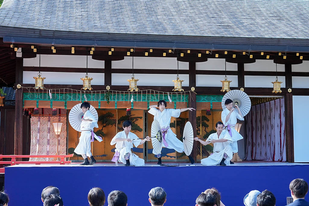 DAZZLEによるダンスパフォーマンス