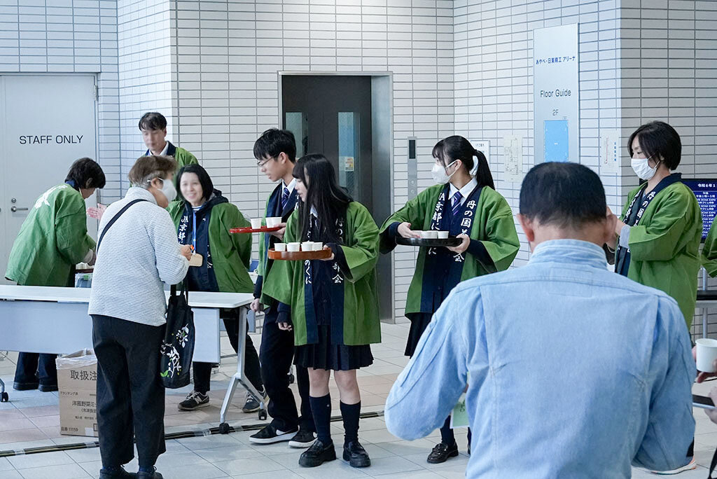 水出し玉露のウェルカムティーを振る舞う様子