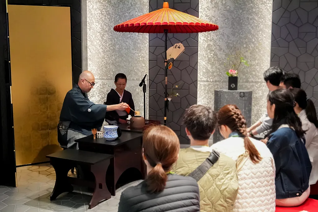 お茶を点てている様子