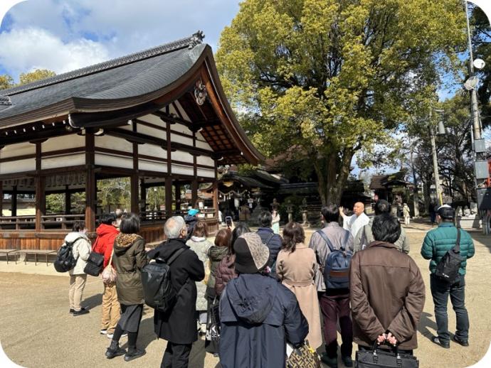 緑陰講座　藤森神社　ご説明されている様子