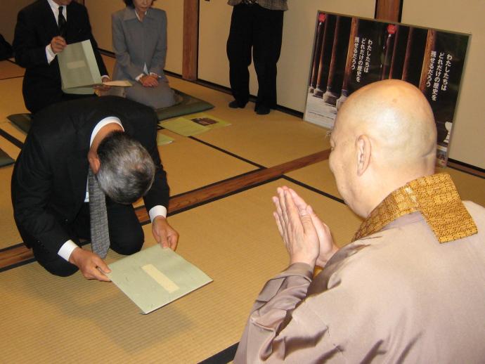 写真：高僧と揮毫色紙