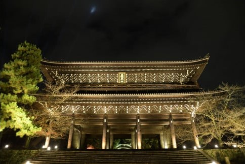 知恩院三門　正面から撮影したライトアップ画像