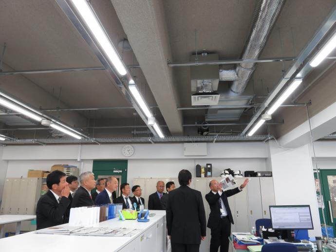 青森県議会改修された議場や執務室を見学