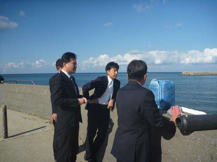 対馬市役所ゴミの漂着状況を調査