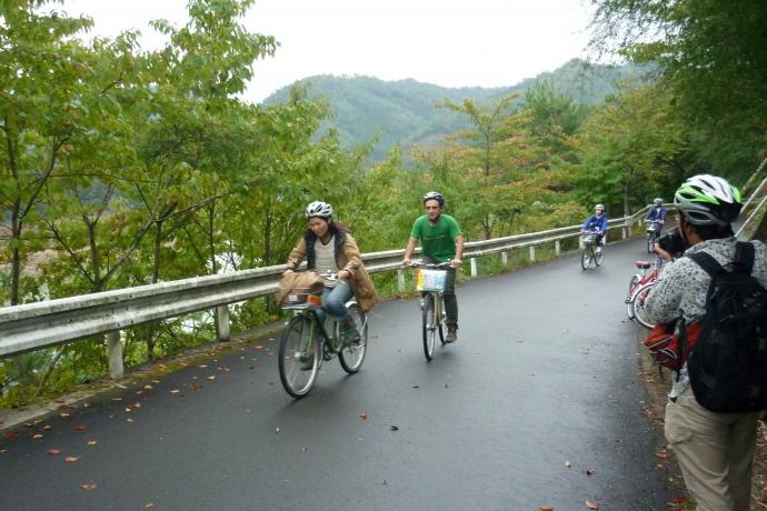 ダム湖(天若湖)畔をサイクリング