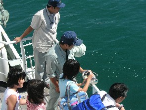 海洋観測体験その3、自航式水中ビデオカメラの操縦を一人ずつ体験しました。