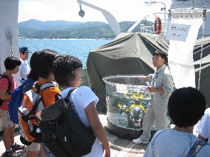 船内見学、研究員が案内して回りました。水中ビデオカメラの説明をする研究員。