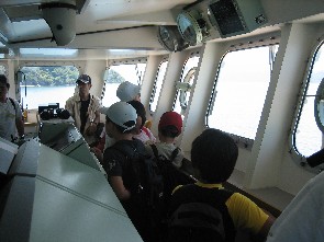 船内見学その3、操舵室で船長から平安丸の操船について説明を聞きました。
