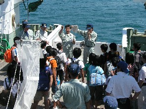 栗田湾に出て、海洋観測体験を開始、透明度や水温の測り方を研究員から教えてもらいました。