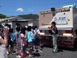 クルマエビや魚を輸送するトラックを見ました。