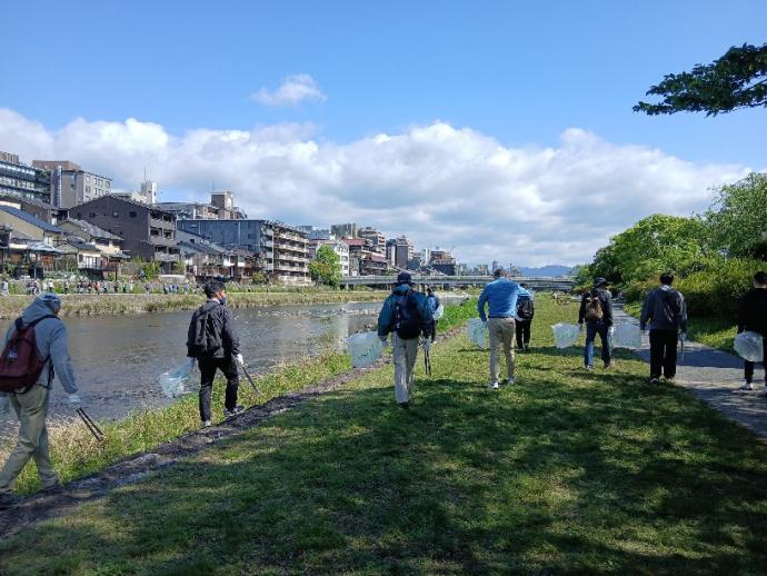 第1回鴨川定例クリーンハイク清掃中