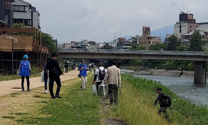 第2回鴨川定例クリーンハイク清掃中