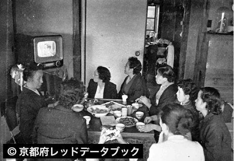 テレビ放送に見入る近所の人たち