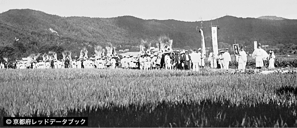 昭和天皇即位の大典用に、萩柴40束を馬の背に振り分けて載せ、運んだ