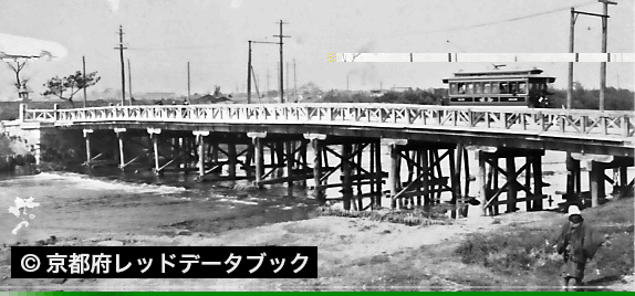勧進橋を渡る伏見方面行きの電車