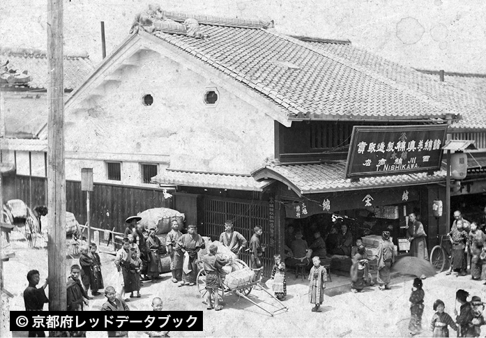 西川蒲団店店先のにぎわい