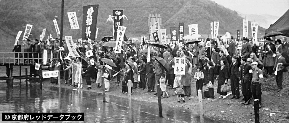 海外からの引き揚げ船を待つ人々