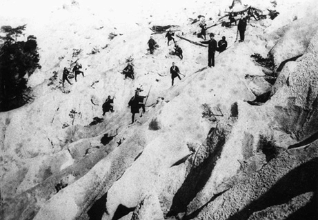 写真9　明治中期の禿山とその砂防工事の光景